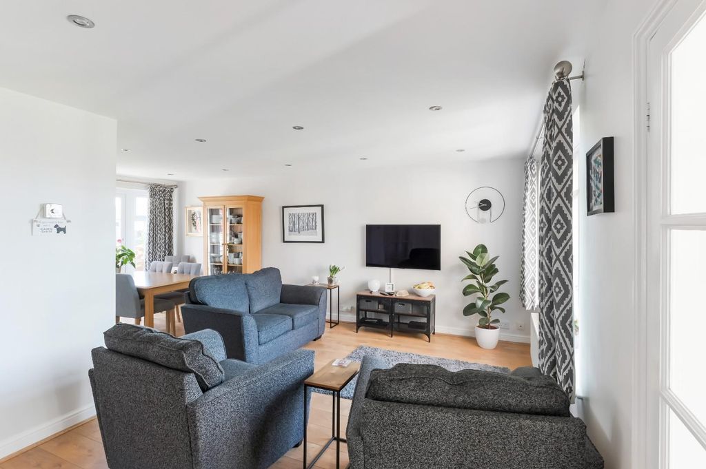 Property photo 2 of 14 Leas Close