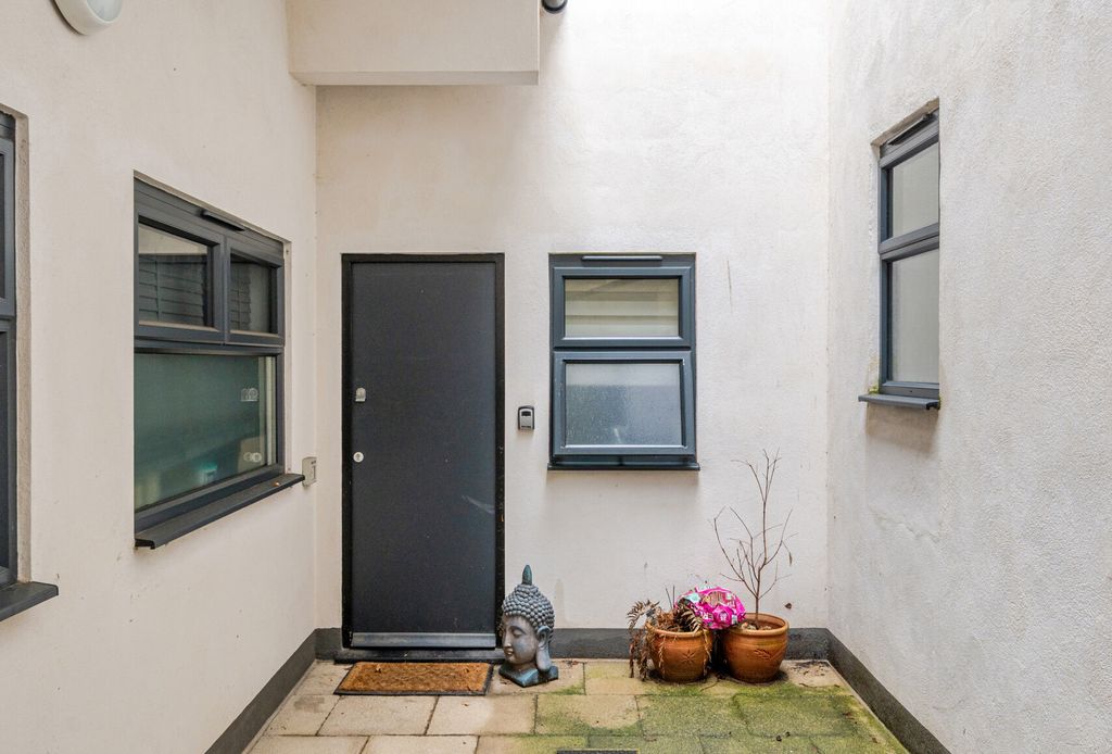 Property photo 3 of 13 1409398-1-6985d84...