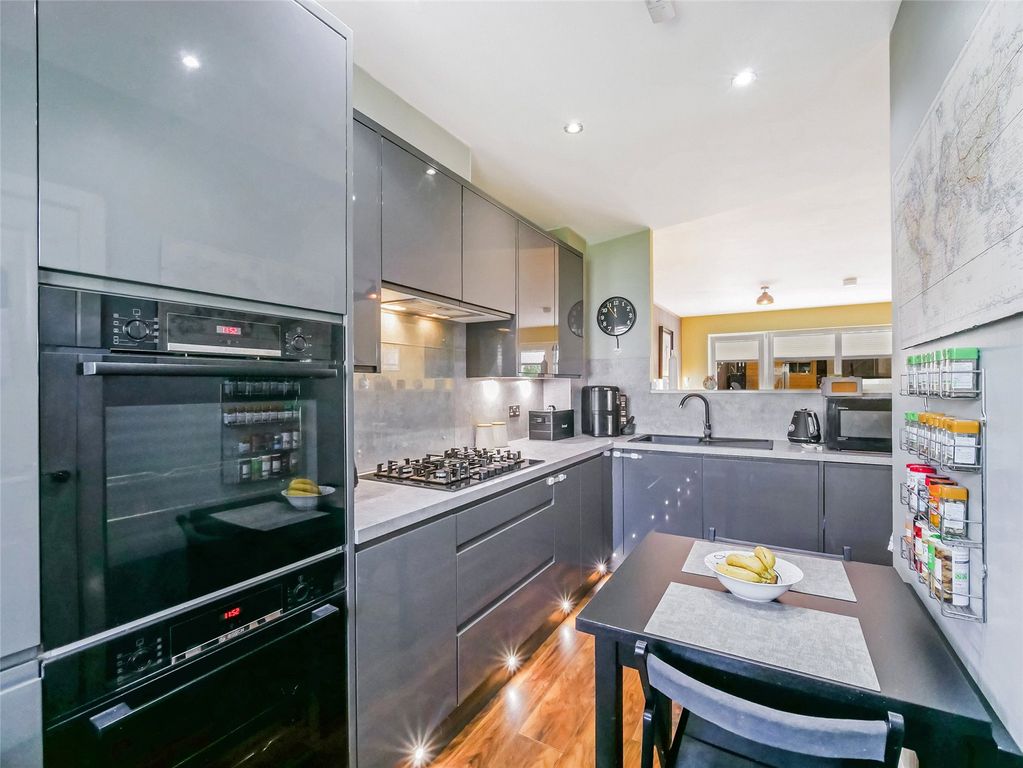 Property photo 3 of 18 Kitchen