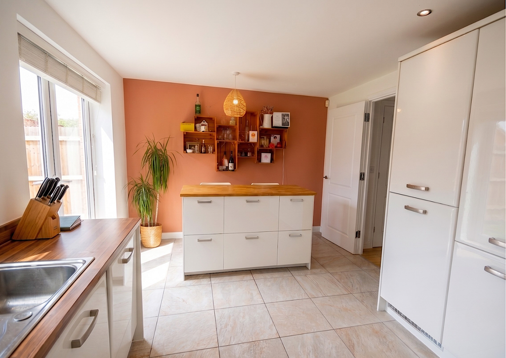 Property photo 3 of 18 Kitchen