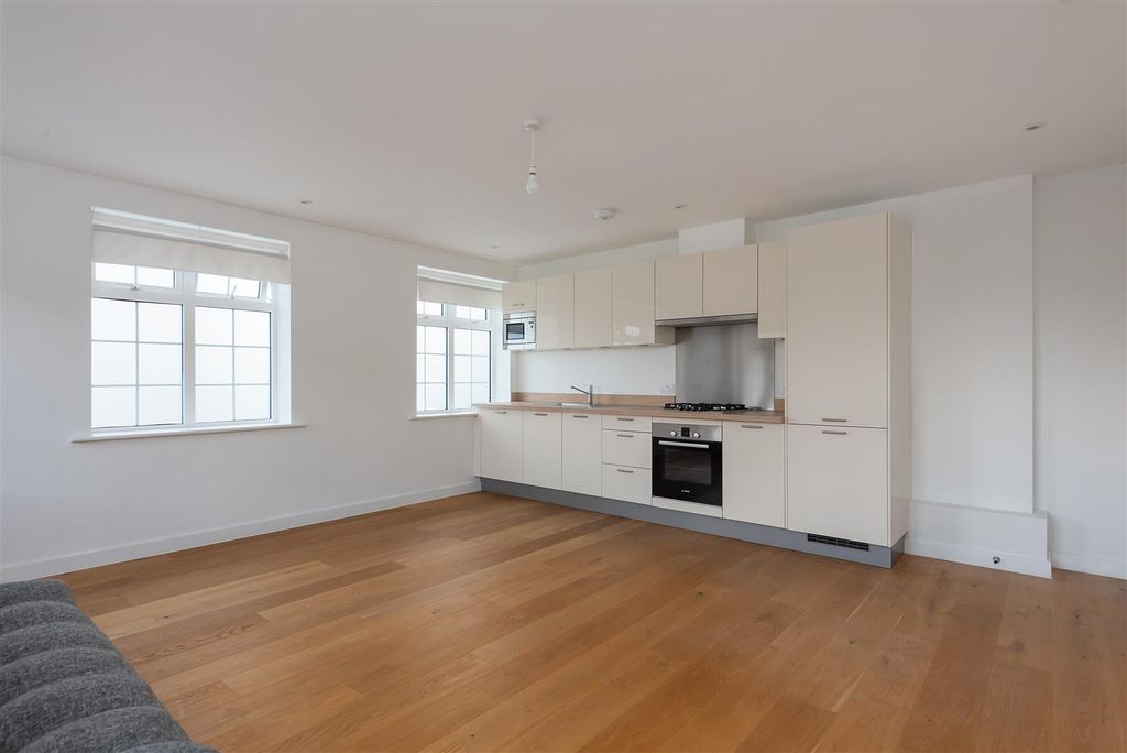 Property photo 2 of 14 Wheatly Road, Whitstable