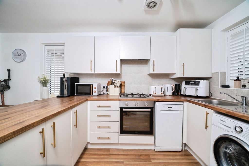 Property photo 3 of 12 Kitchen