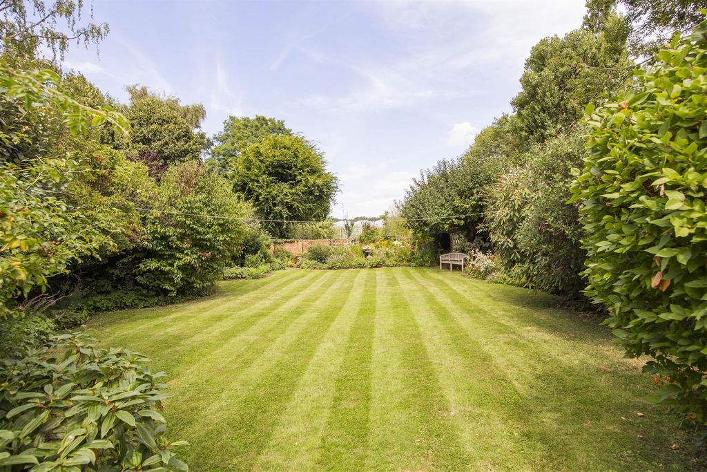 Property photo 2 of 20 Extensive Lawn And Borders