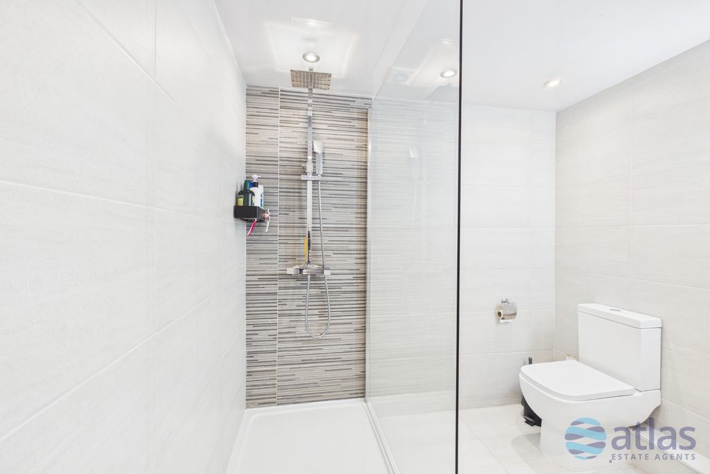 Property photo 3 of 16 Bathroom