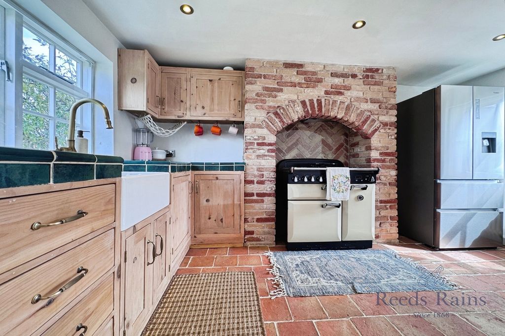 Property photo 2 of 18 Kitchen