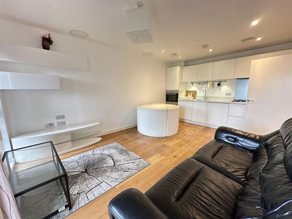 Property photo 3 of 9 Photo 2025-12-12 14.47.04.Jpg