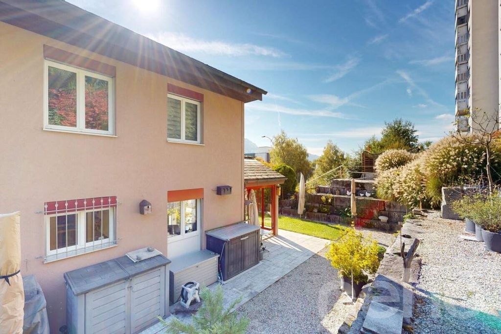 Property photo 3 of 12