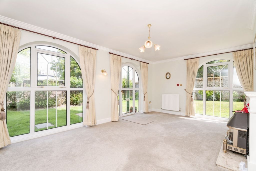 Property photo 2 of 12 Pbox-Img.Jpg