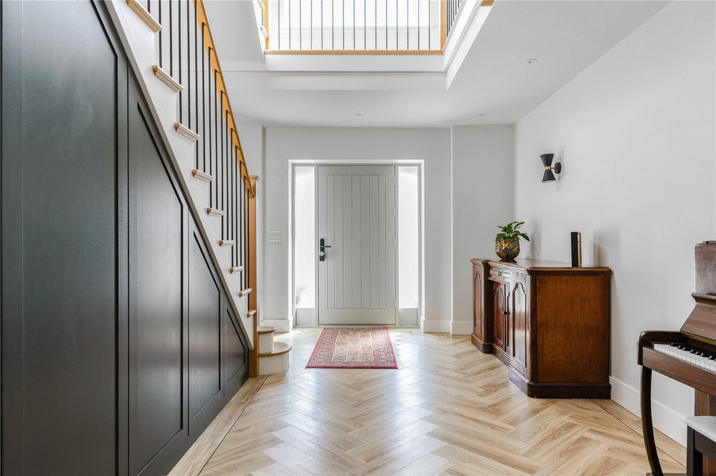 Property photo 3 of 28 Entrance Hall