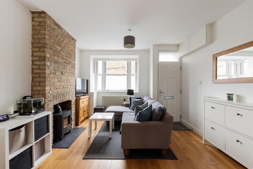 Property photo 2 of 29 Faringford Road, E15