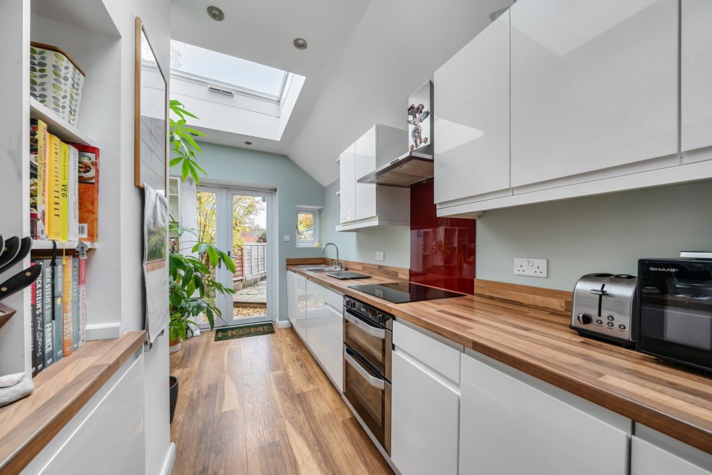 Property photo 3 of 13 1376303-11-690B30...