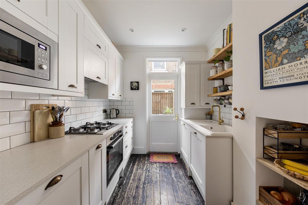 Property photo 3 of 23 Theydon Street E17