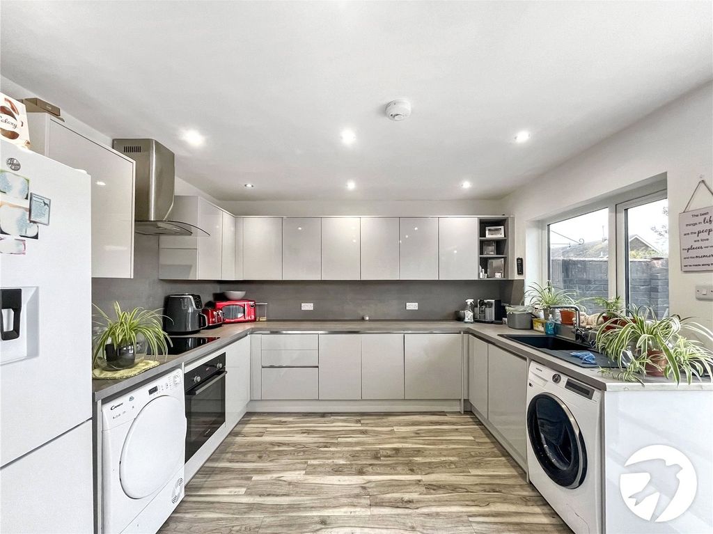 Property photo 3 of 16 Picture No. 32