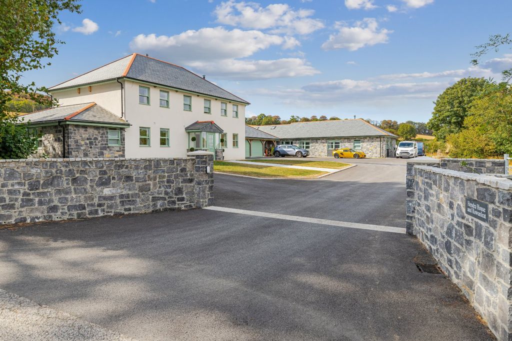 Property photo 1 of 18 Approach
