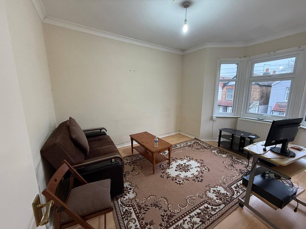 Property photo 1 of 8 2 Bed Flat To Rent Regina Road, Southall Ub2
