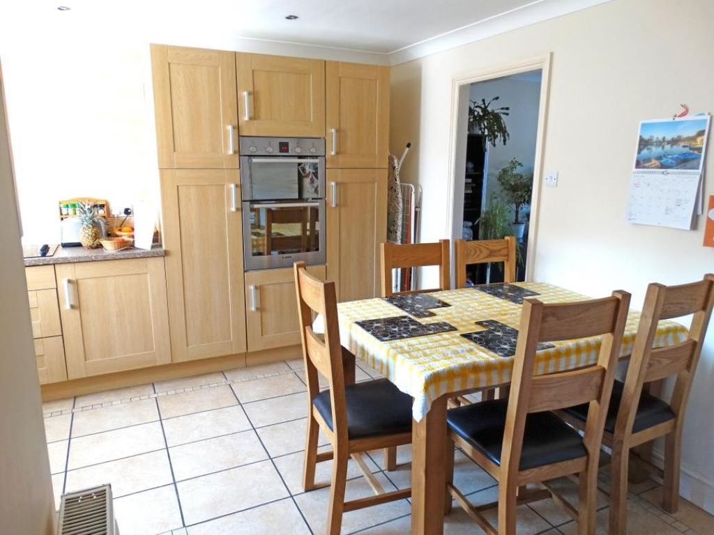 Property photo 3 of 9 Kitchen