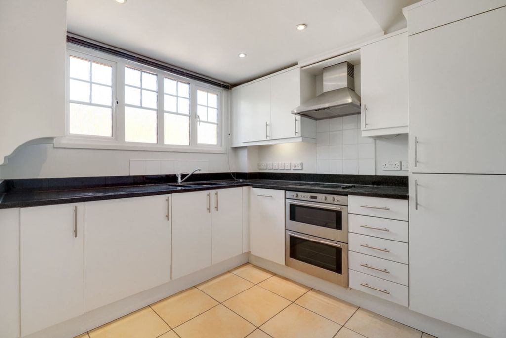 Property photo 3 of 11 Kitchen