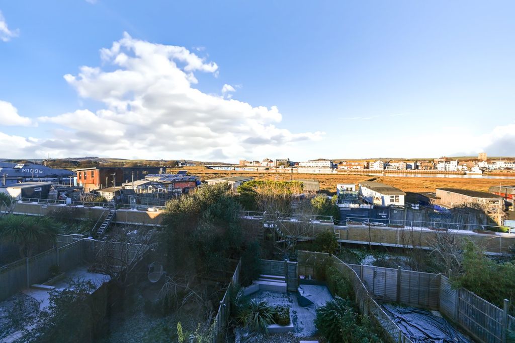 Property photo 2 of 32 River Adur View