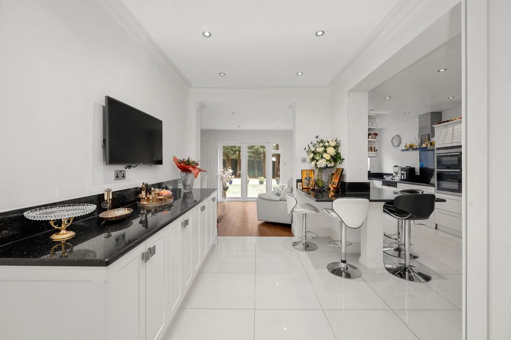 Property photo 3 of 25