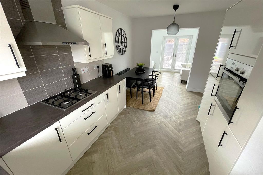 Property photo 3 of 17 Kitchen