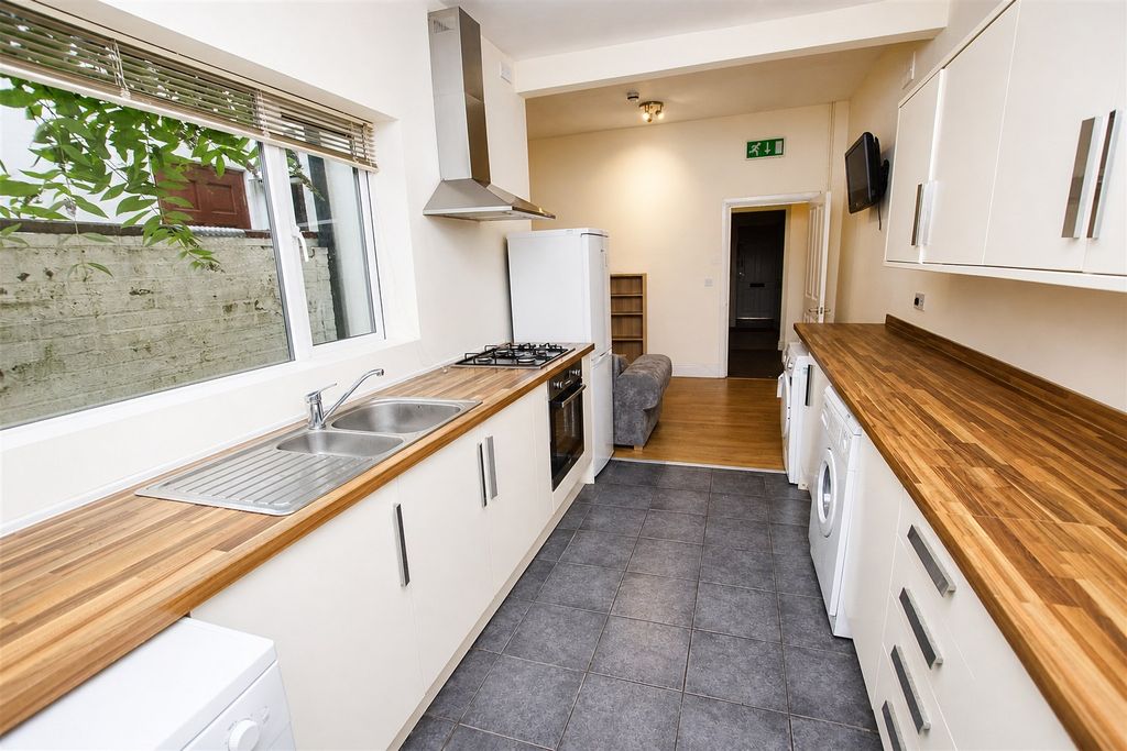 Property photo 2 of 11 Approach