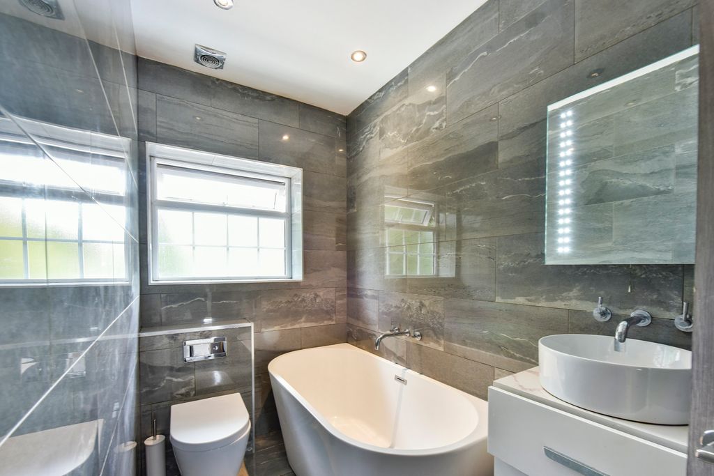 Property photo 3 of 20 Bathroom