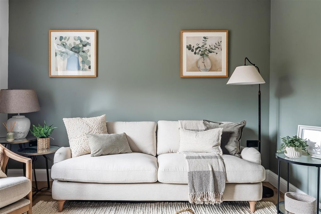 Property photo 2 of 19 Paddock-Grove-7.Jpg