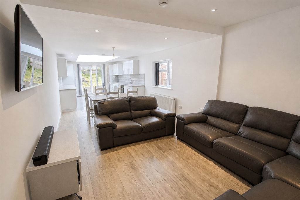 Property photo 1 of 11 Approach