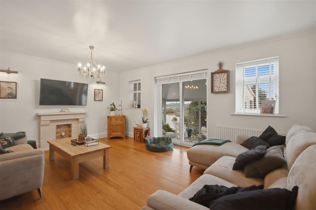 Property photo 3 of 19 Living Room