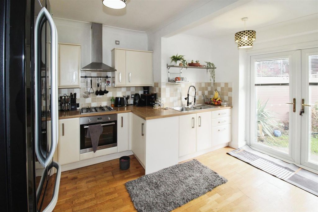 Property photo 2 of 18 Kitchen