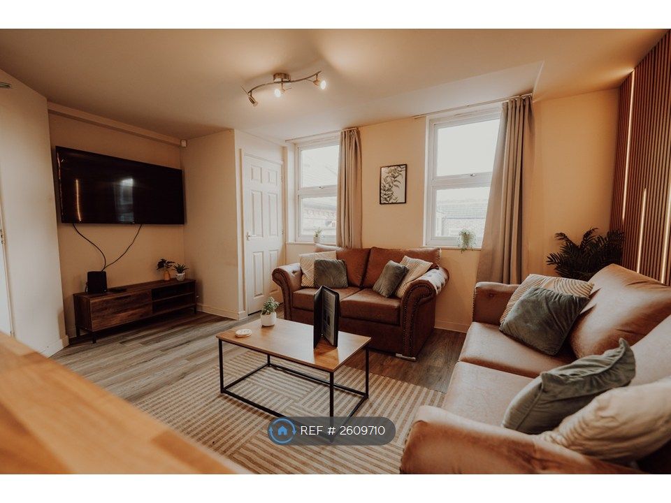 Property photo 3 of 17 Lounge 2