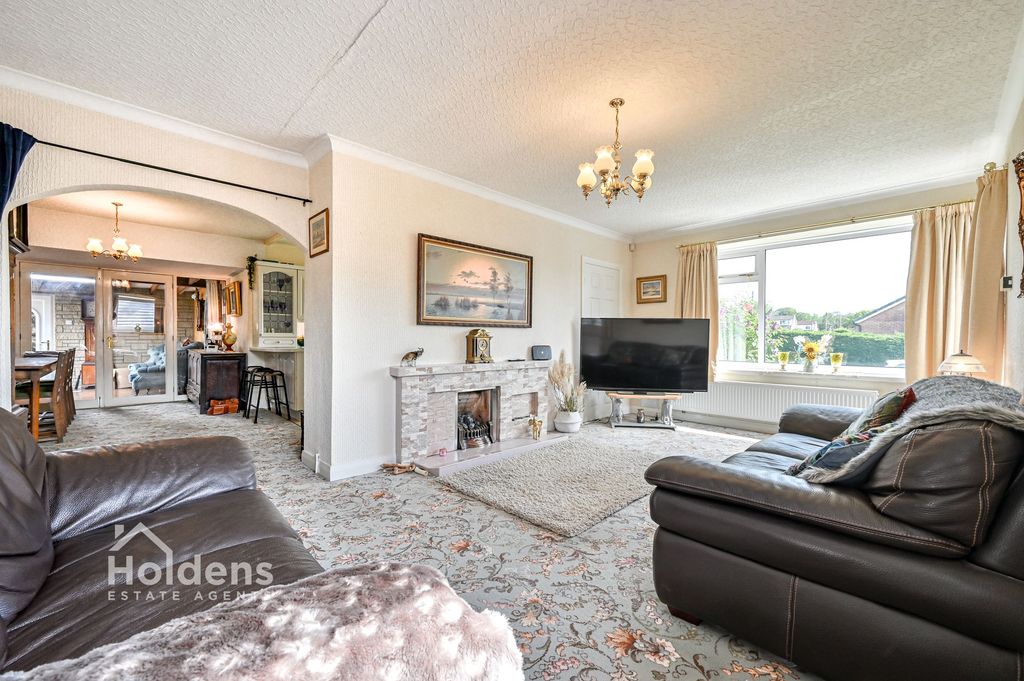 Property photo 2 of 28