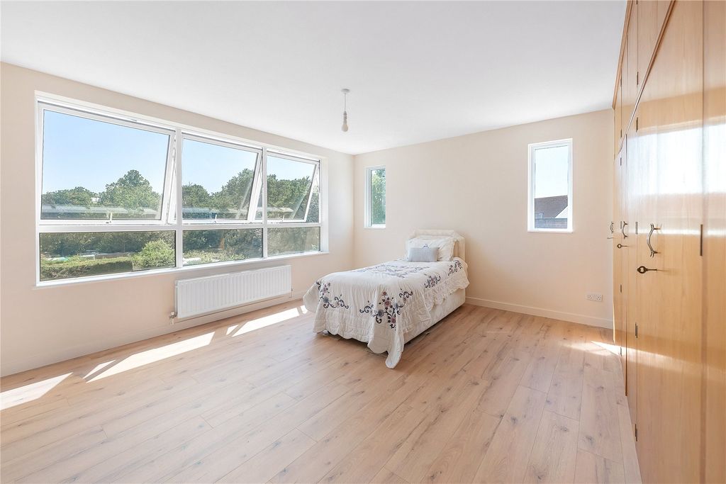 3 bed flat for saleCourt Downs Road, Beckenham BR3 photo 5