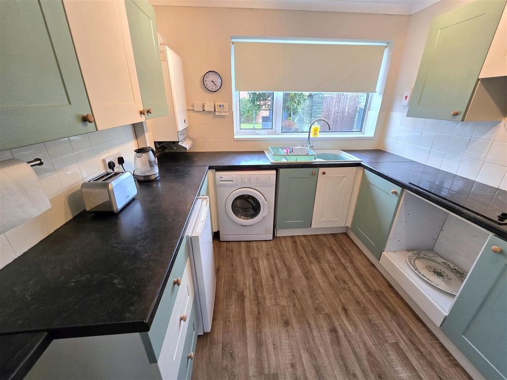 Property photo 3 of 8 Kitchen