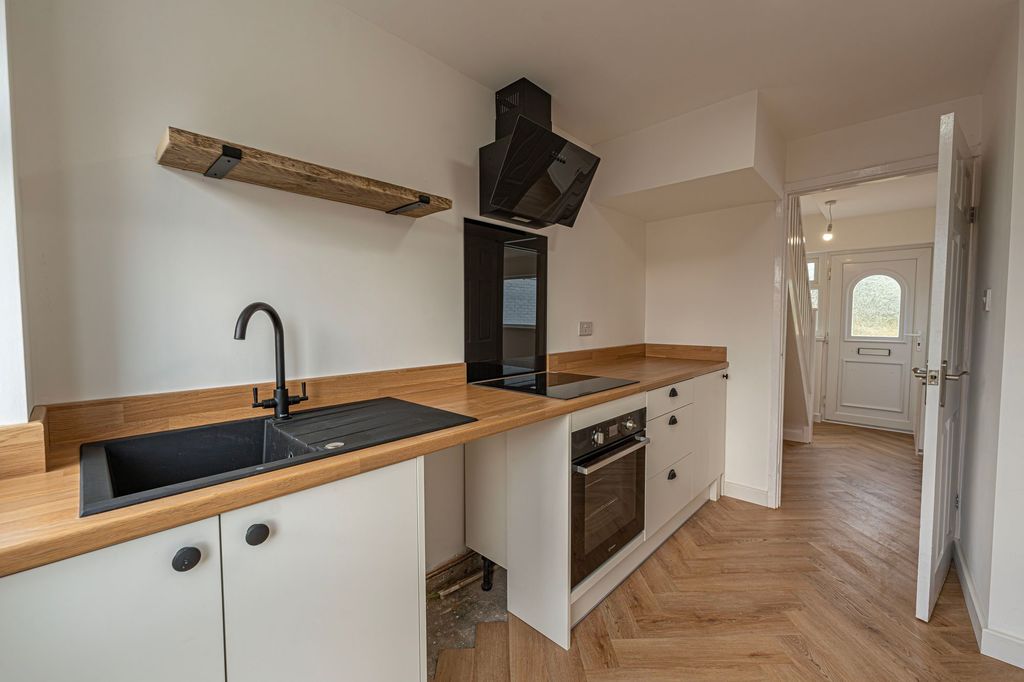 Property photo 2 of 33