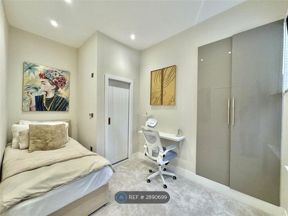 Property photo 3 of 11 Middle Room