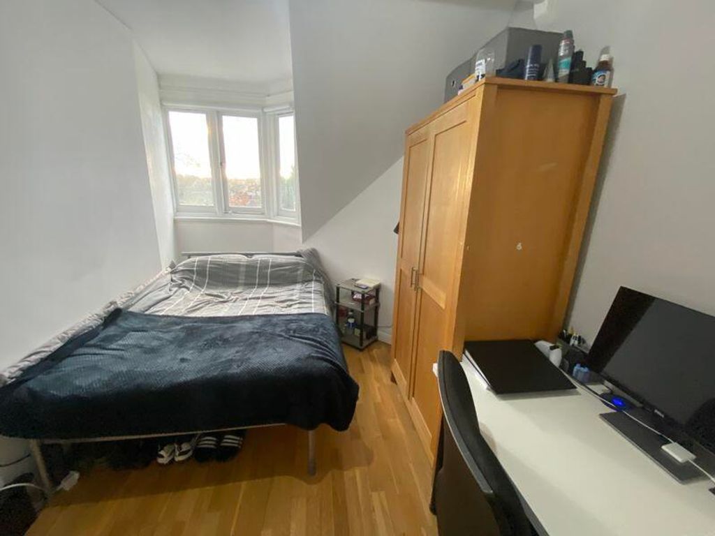 Property photo 2 of 8 A Bright And Tidy Double Bedroom With Ample Storag...