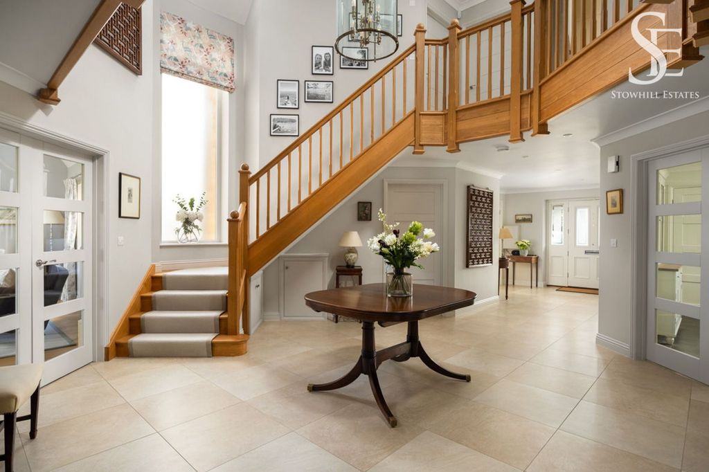 Property photo 2 of 24 Entrance Hall