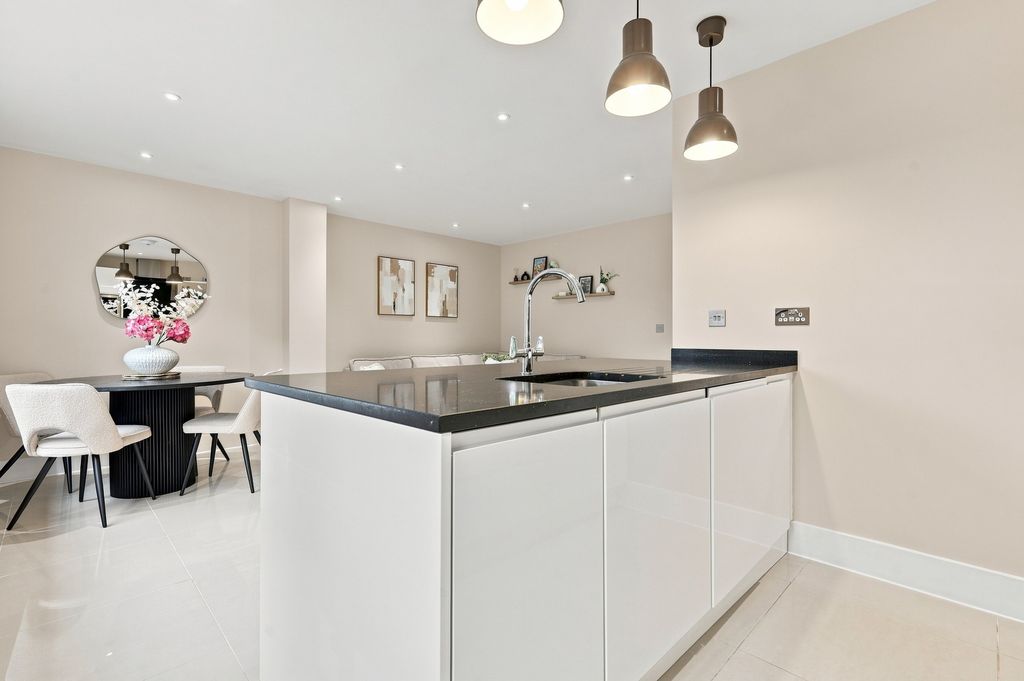 Property photo 2 of 16 5567339