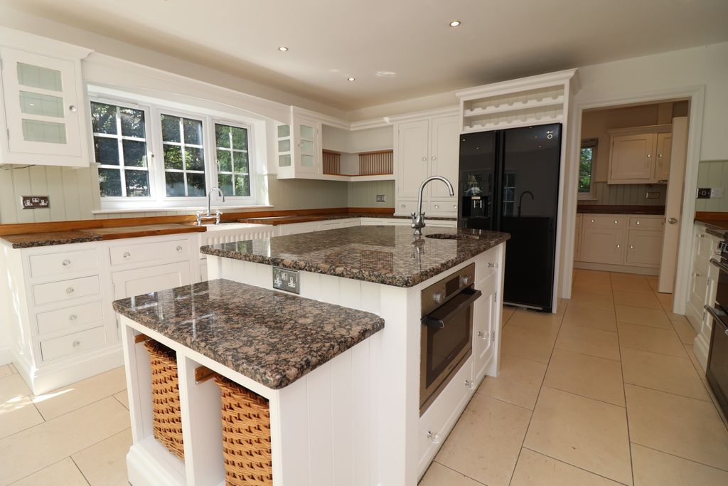 Property photo 2 of 18 Kitchen