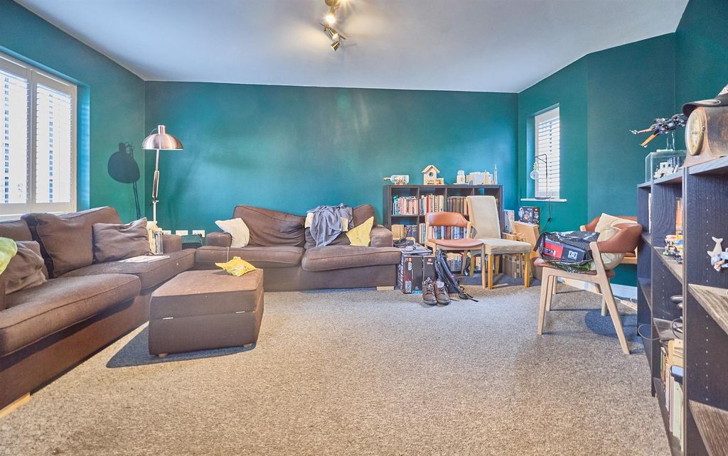 Property photo 3 of 9 Through Lounge