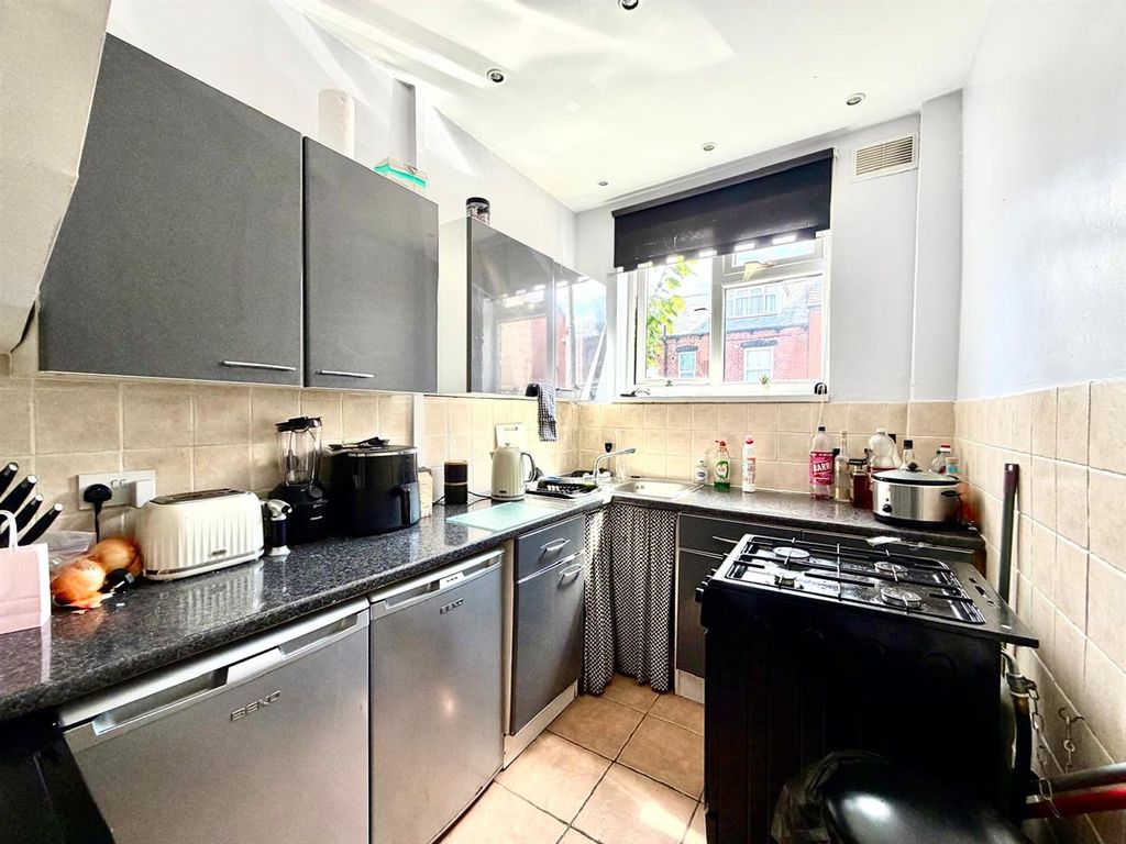 Property photo 3 of 13 Fitted Kitchen: