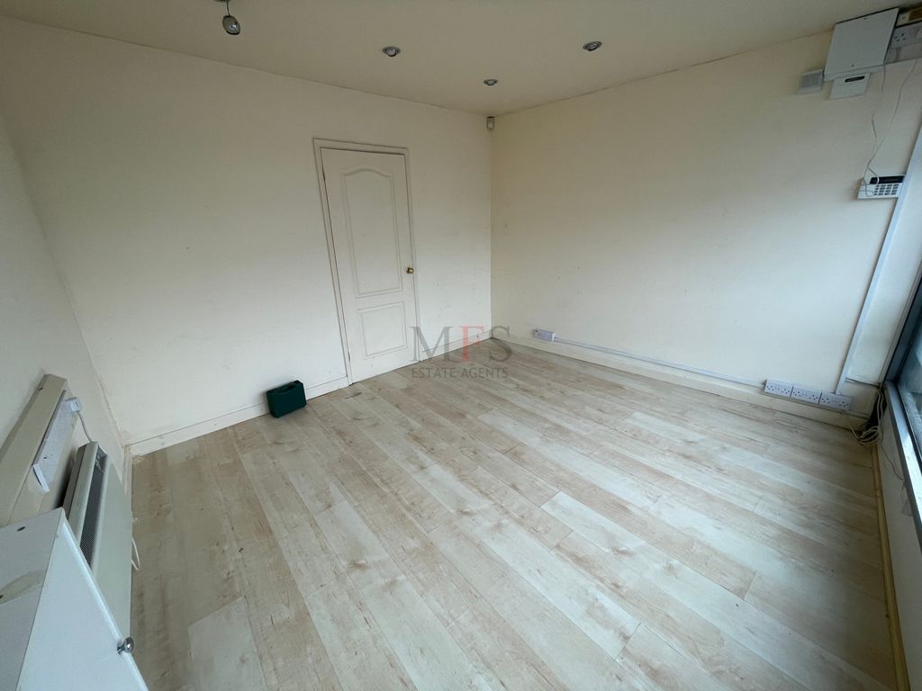 Property photo 3 of 12 Photo 5