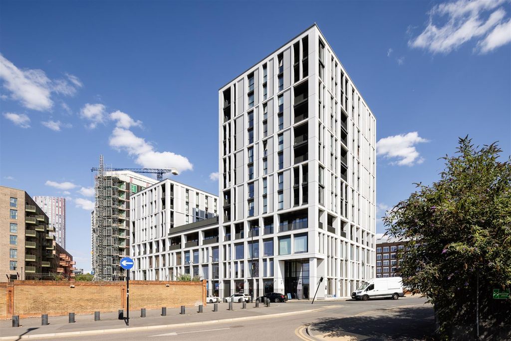 Property photo 1 of 30 Marshgate Lane, E15