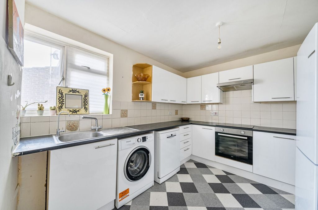 Property photo 3 of 9 Kitchen