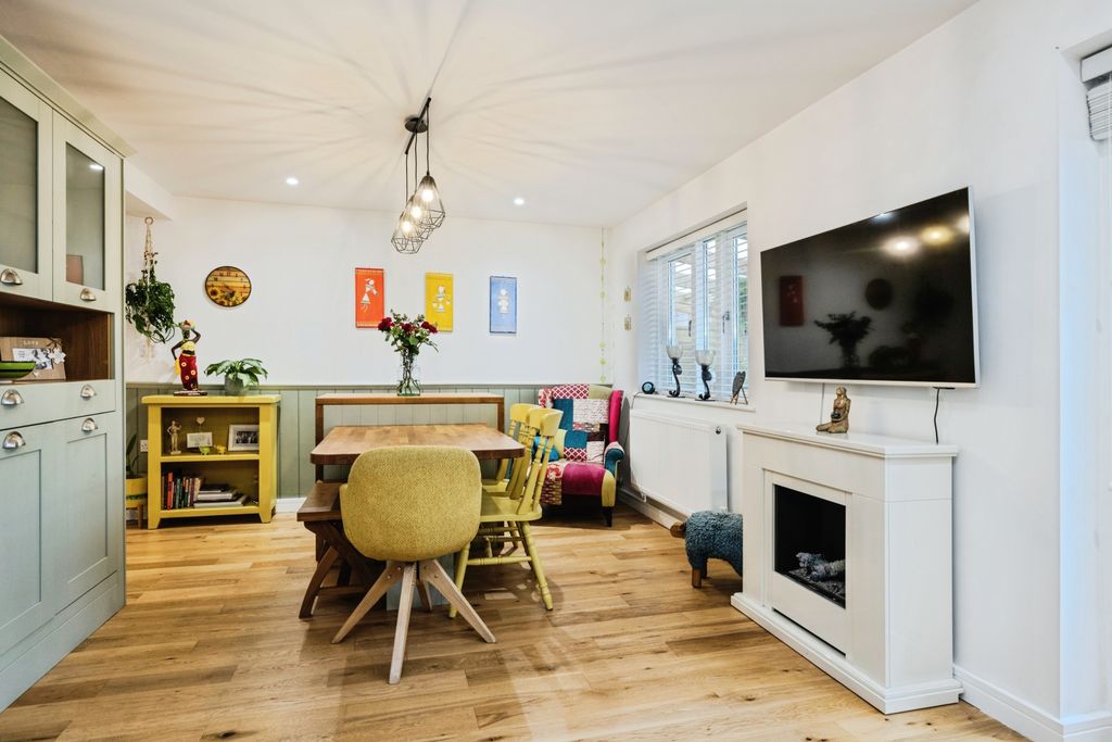 Property photo 3 of 28