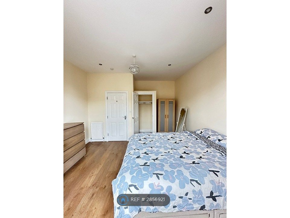 Property photo 3 of 32 Large Front Bedroom