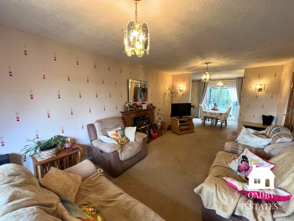 Property photo 2 of 11 Lounge