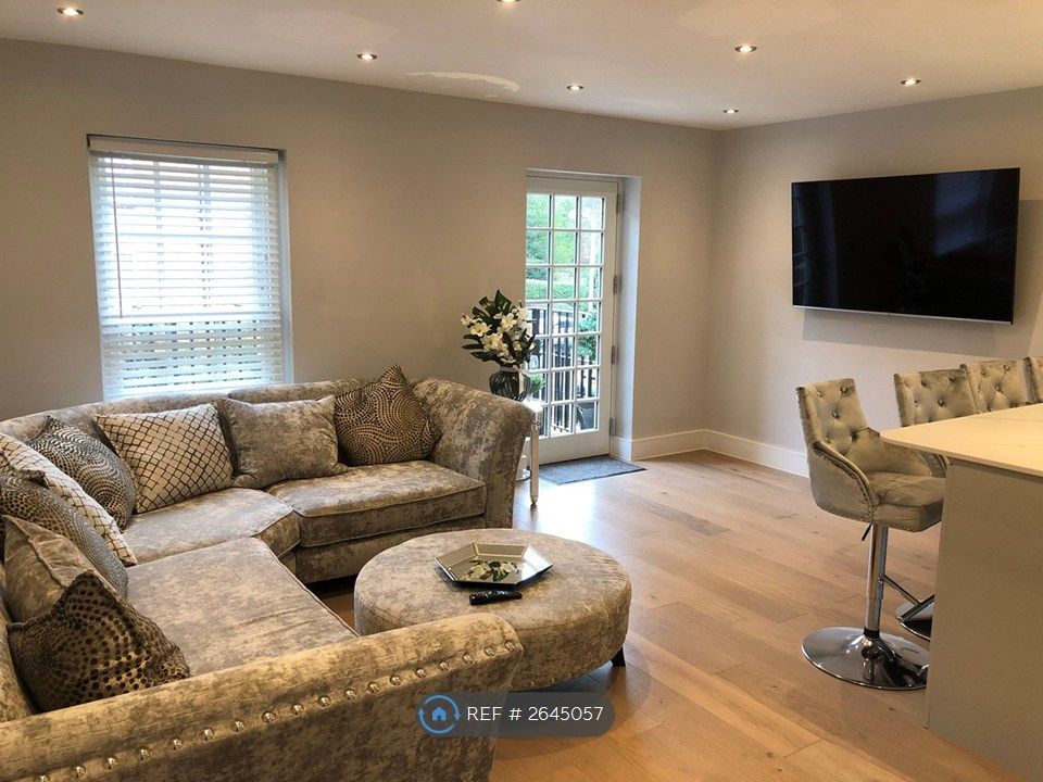 Property photo 1 of 10 Living Space