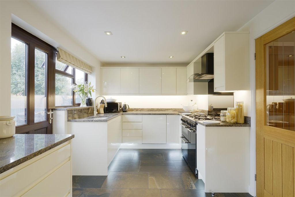 Property photo 3 of 27 Dining Kitchen